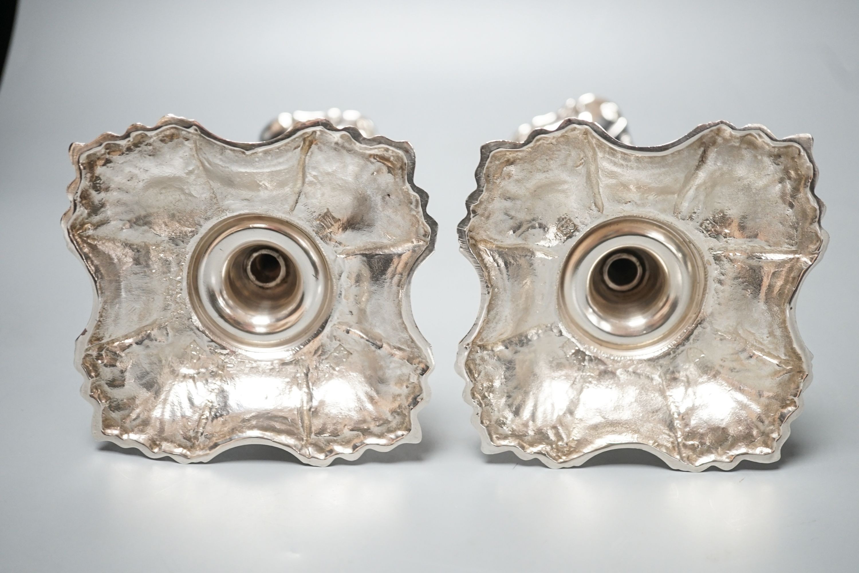 A pair of modern Georgian style cast silver candlesticks, J.B. Chatterley & Sons Ltd, Birmingham,1971, 20.9cm, 34.5oz.